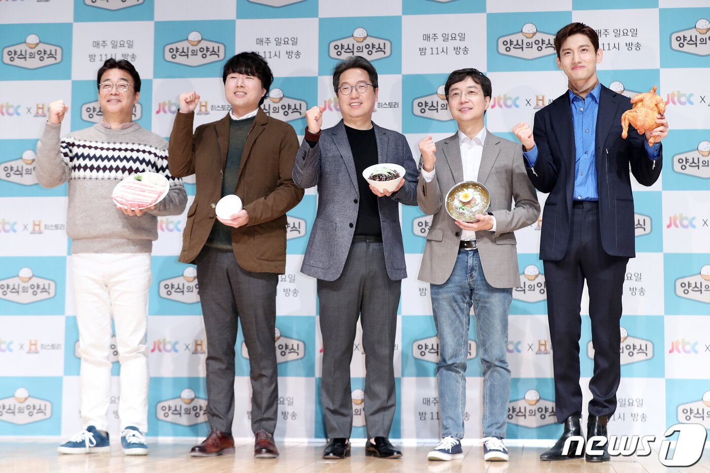 본문 이미지 - 요리연구가 백종원(왼쪽부터), 작가 채사장, 정재찬 교수, 유현준 교수, 동방신기 최강창민이 29일 오전 서울 마포구 상암동 JTBC홀에서 열린 JTBC '양식의 양식' 제작발표회에서 포즈를 취하고 있다. '양식의 양식'은 전 세계 음식 문화 속에서 오늘날 한식의 진정한 본 모습을 찾아가며 한식이 가진 무궁무진한 비밀을 풀어놓는 신선한 콘셉트의 푸드 블록버스터 프로그램이다. 2019.11.29/뉴스1 ⓒ News1 김진환 기자