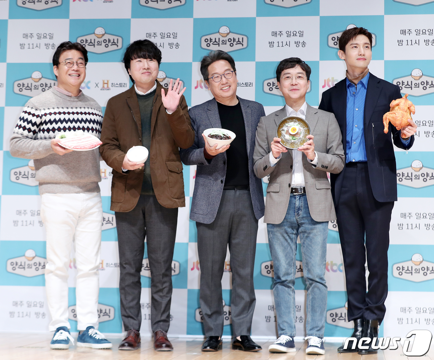 (서울=뉴스1) 김진환 기자 = 요리연구가 백종원(왼쪽부터), 작가 채사장, 정재찬 교수, 유현준 교수, 동방신기 최강창민이 29일 오전 서울 마포구 상암동 JTBC홀에서 열린 J …