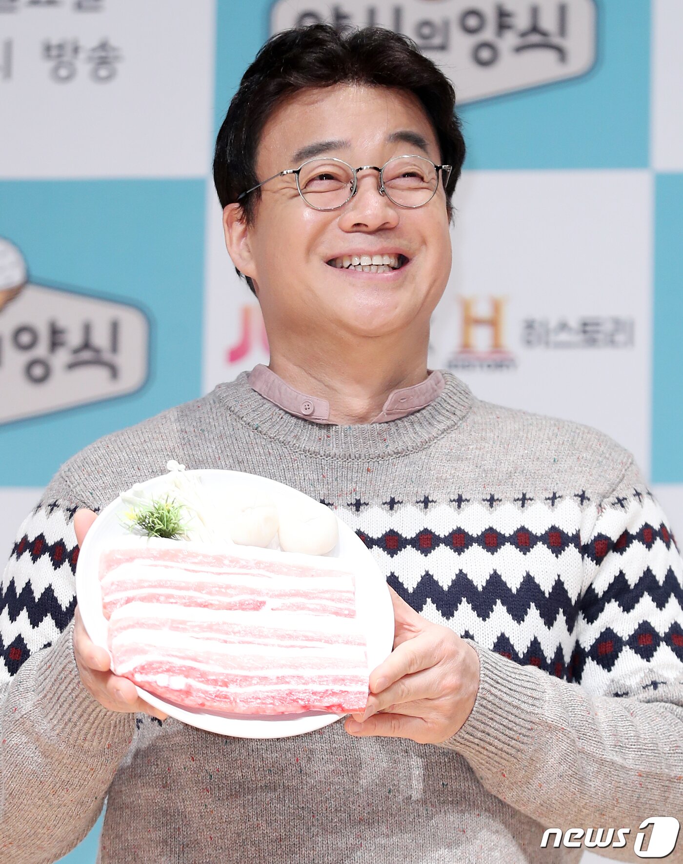 본문 이미지 - 요리연구가 백종원이 29일 오전 서울 마포구 상암동 JTBC홀에서 열린 JTBC '양식의 양식' 제작발표회에서 포즈를 취하고 있다. '양식의 양식'은 전 세계 음식 문화 속에서 오늘날 한식의 진정한 본 모습을 찾아가며 한식이 가진 무궁무진한 비밀을 풀어놓는 신선한 콘셉트의 푸드 블록버스터 프로그램이다. 2019.11.29/뉴스1 ⓒ News1 김진환 기자