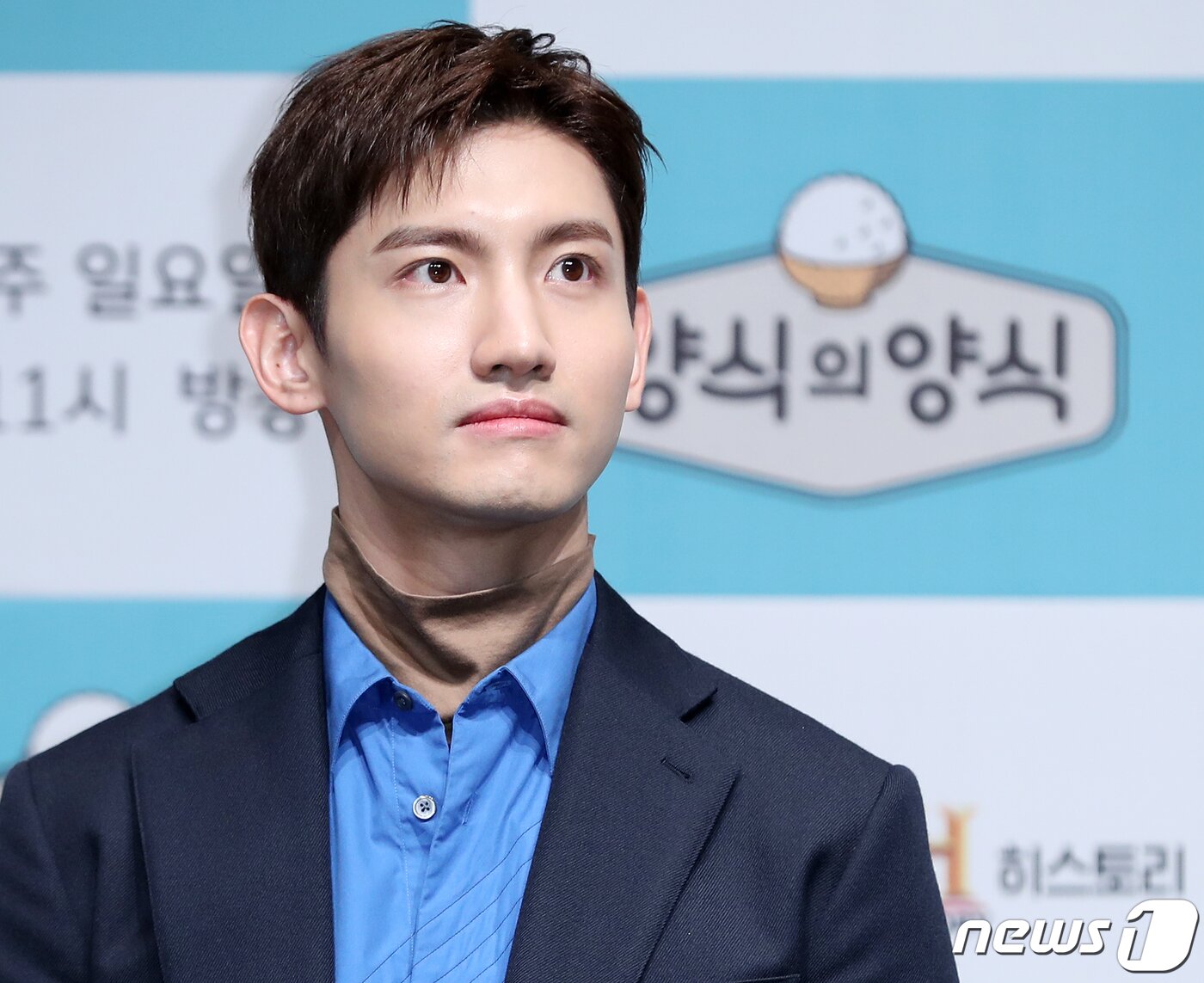 본문 이미지 - 동방신기 최강창민이 29일 오전 서울 마포구 상암동 JTBC홀에서 열린 JTBC '양식의 양식' 제작발표회에서 객석을 응시하고 있다. '양식의 양식'은 전 세계 음식 문화 속에서 오늘날 한식의 진정한 본 모습을 찾아가며 한식이 가진 무궁무진한 비밀을 풀어놓는 신선한 콘셉트의 푸드 블록버스터 프로그램이다. 2019.11.29/뉴스1 ⓒ News1 김진환 기자