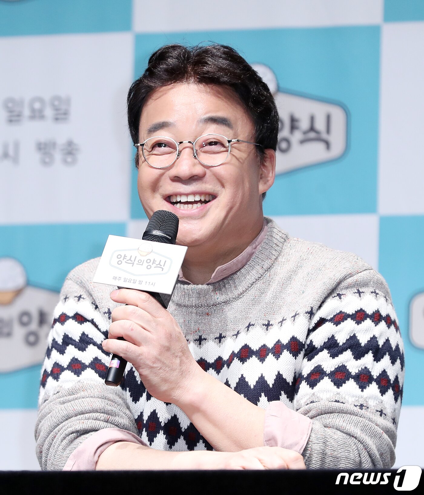 본문 이미지 - 요리연구가 백종원이 29일 오전 서울 마포구 상암동 JTBC홀에서 열린 JTBC '양식의 양식' 제작발표회에서 인사말을 하고 있다. '양식의 양식'은 전 세계 음식 문화 속에서 오늘날 한식의 진정한 본 모습을 찾아가며 한식이 가진 무궁무진한 비밀을 풀어놓는 신선한 콘셉트의 푸드 블록버스터 프로그램이다. 2019.11.29/뉴스1 ⓒ News1 김진환 기자