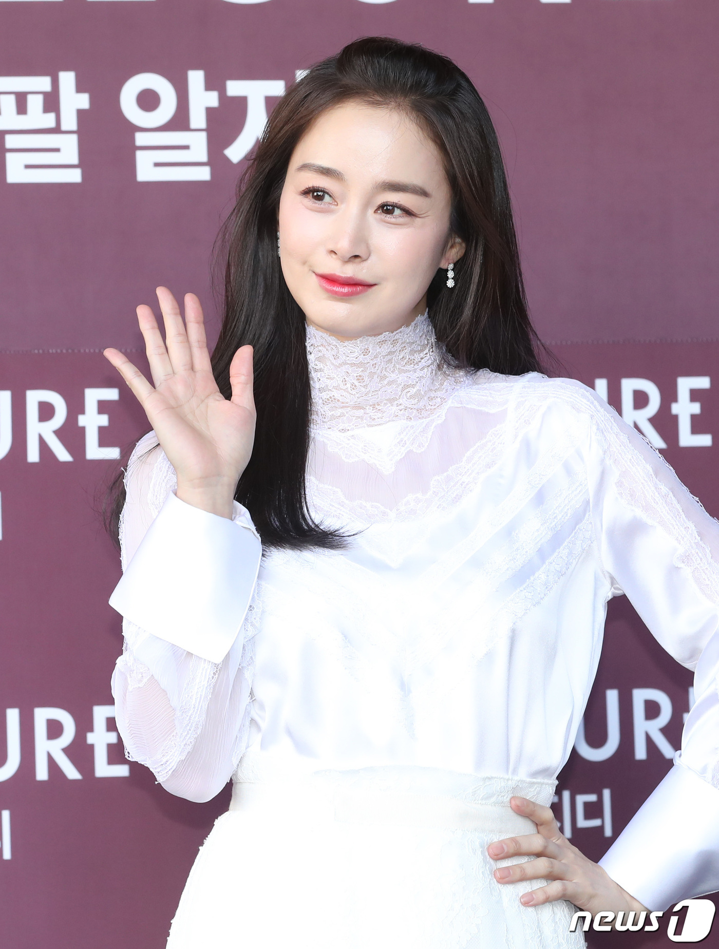 (서울=뉴스1) 권현진 기자 = 배우 김태희가 29일 서울 서초구 셀트리온스킨큐어 플래그십스토어에서 열린 ‘셀큐어 팔알지디 홈쇼핑 론칭 기념 행사’에 참석해 포즈를 취하고 있다. …