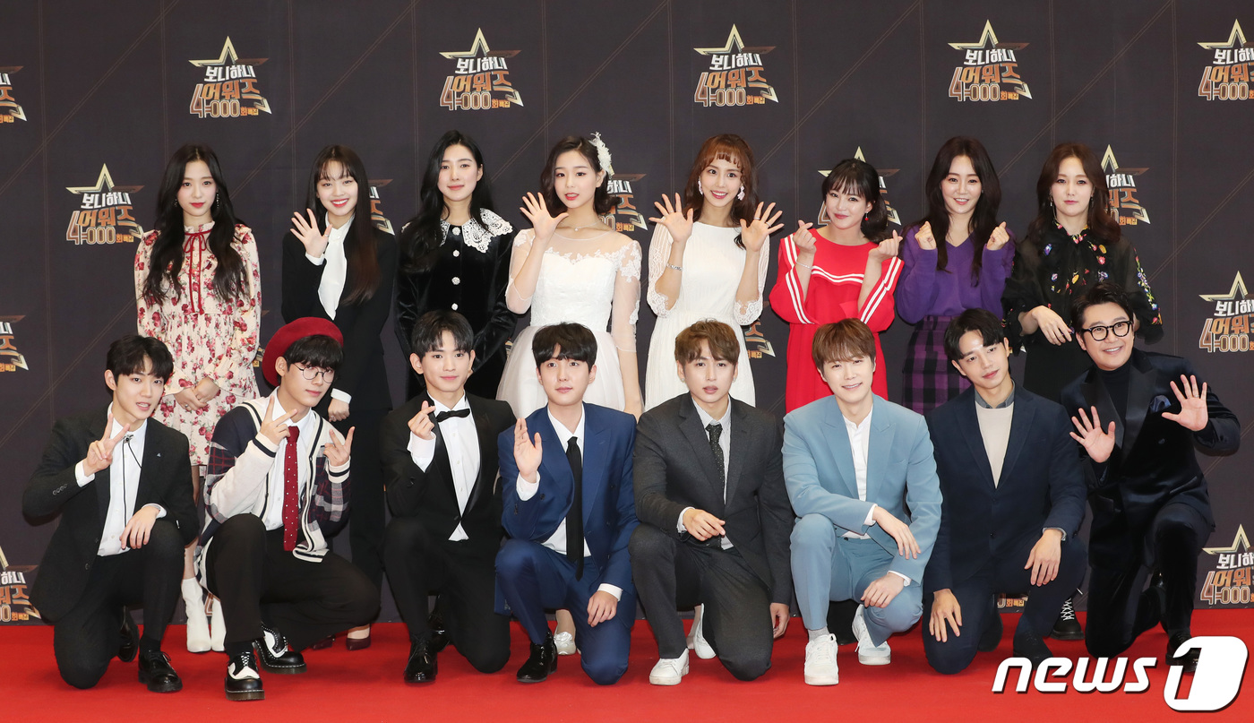 (고양=뉴스1) 권현진 기자 = 29일 오후 경기도 일산 고양시 EBS 본사에서 열린 '생방송 톡!톡! 보니하니' 4000회 특집 보니하니 어워즈에 참석한 역대급 보니하니들이 포즈 …