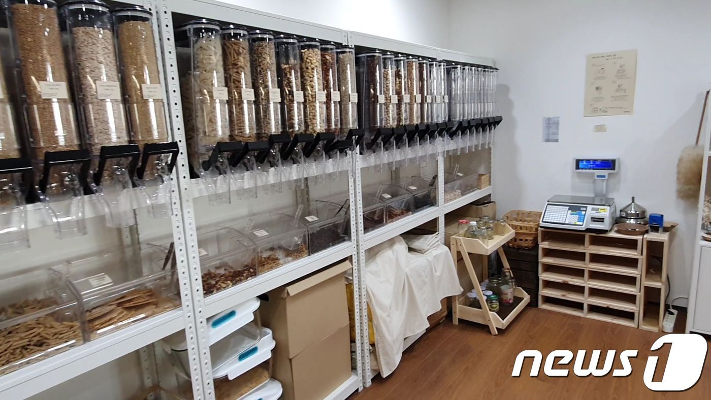 본문 이미지 - 지난 28일 방문한 서울 성수동의 제로 웨이스트 슈퍼마켓 '더 피커(the Picker)'. ⓒ 뉴스1