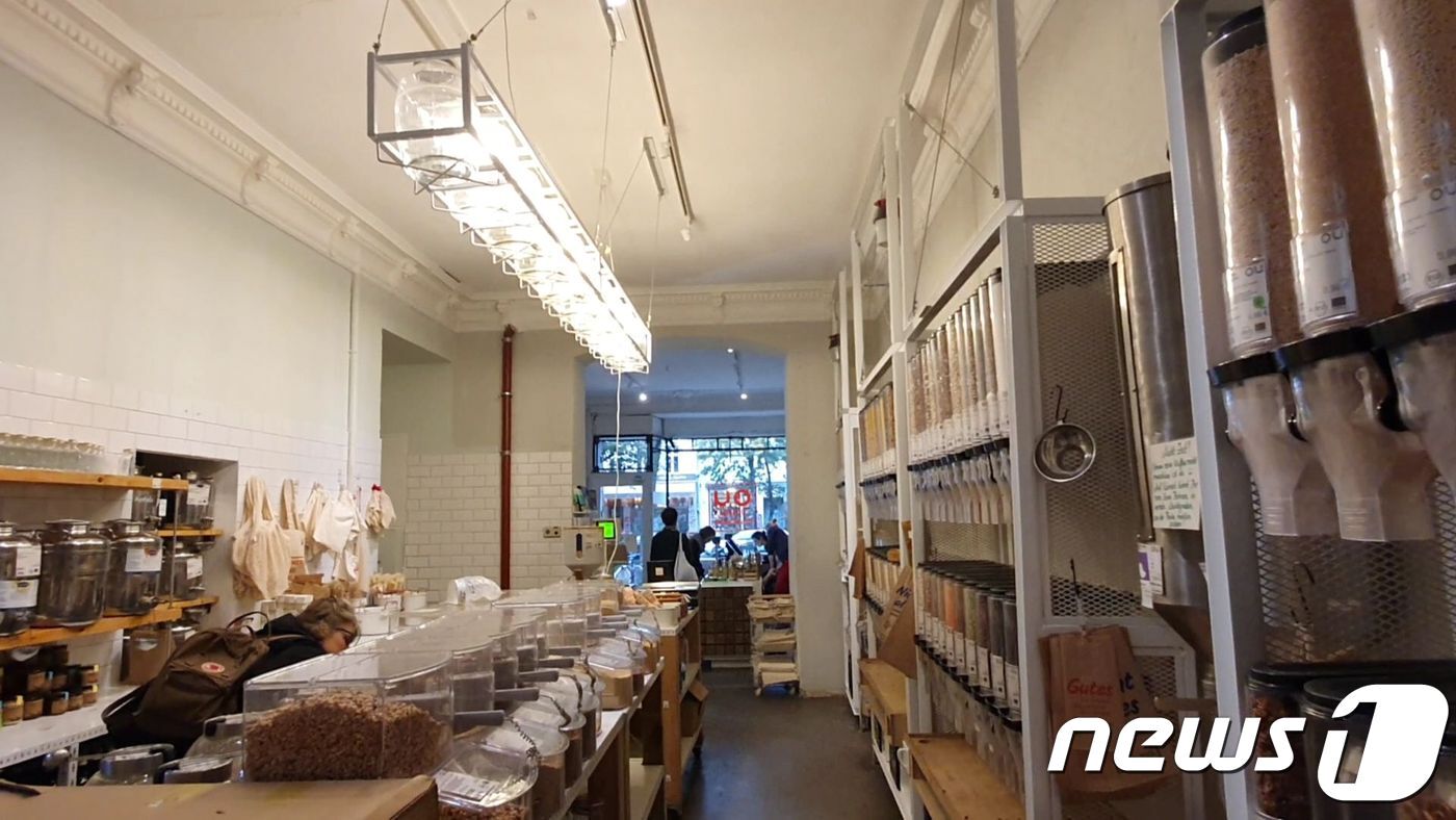 본문 이미지 - 독일 베를린 크로이츠베르크의 슈퍼마켓인 오리기날 운페어팍트(Original Unverpackt) 가게 내부 전경. ⓒ 뉴스1