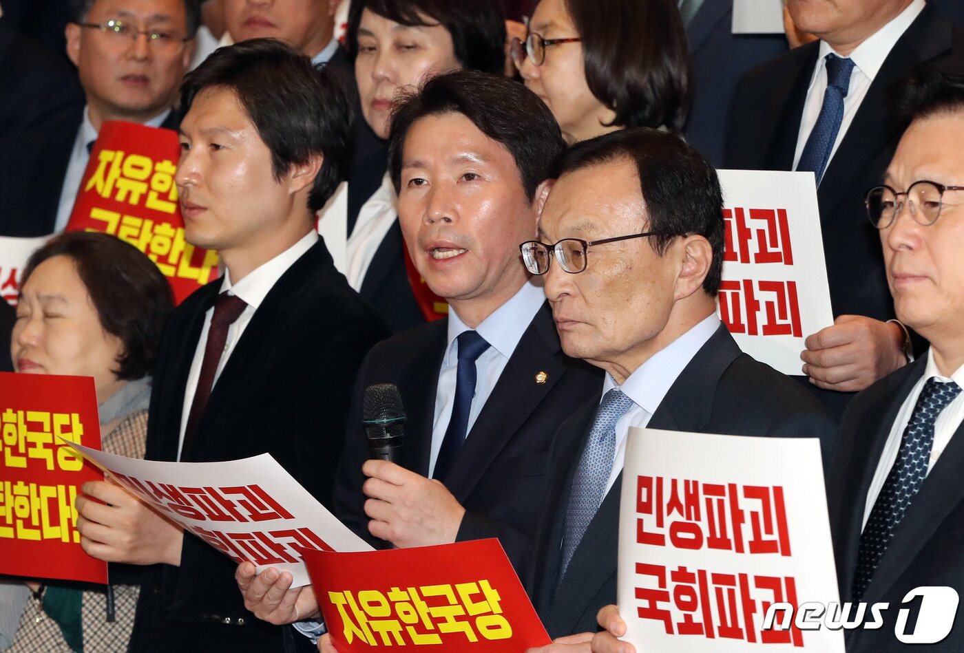 본문 이미지 - 이인영 더불어민주당 원내대표가 29일 서울 여의도 국회 로텐더 홀에서 민생파괴! 국회파괴! 자유한국당 규탄대회에서 발언하고 있다. 이날 자유한국당이 본회의에 상정된 안건에 필리버스터를 신청했고, 더불어민주당은 본회의에 불참한 채 자유한국당 규탄대회를 열었다. 2019.11.29/뉴스1 ⓒ News1 이종덕 기자