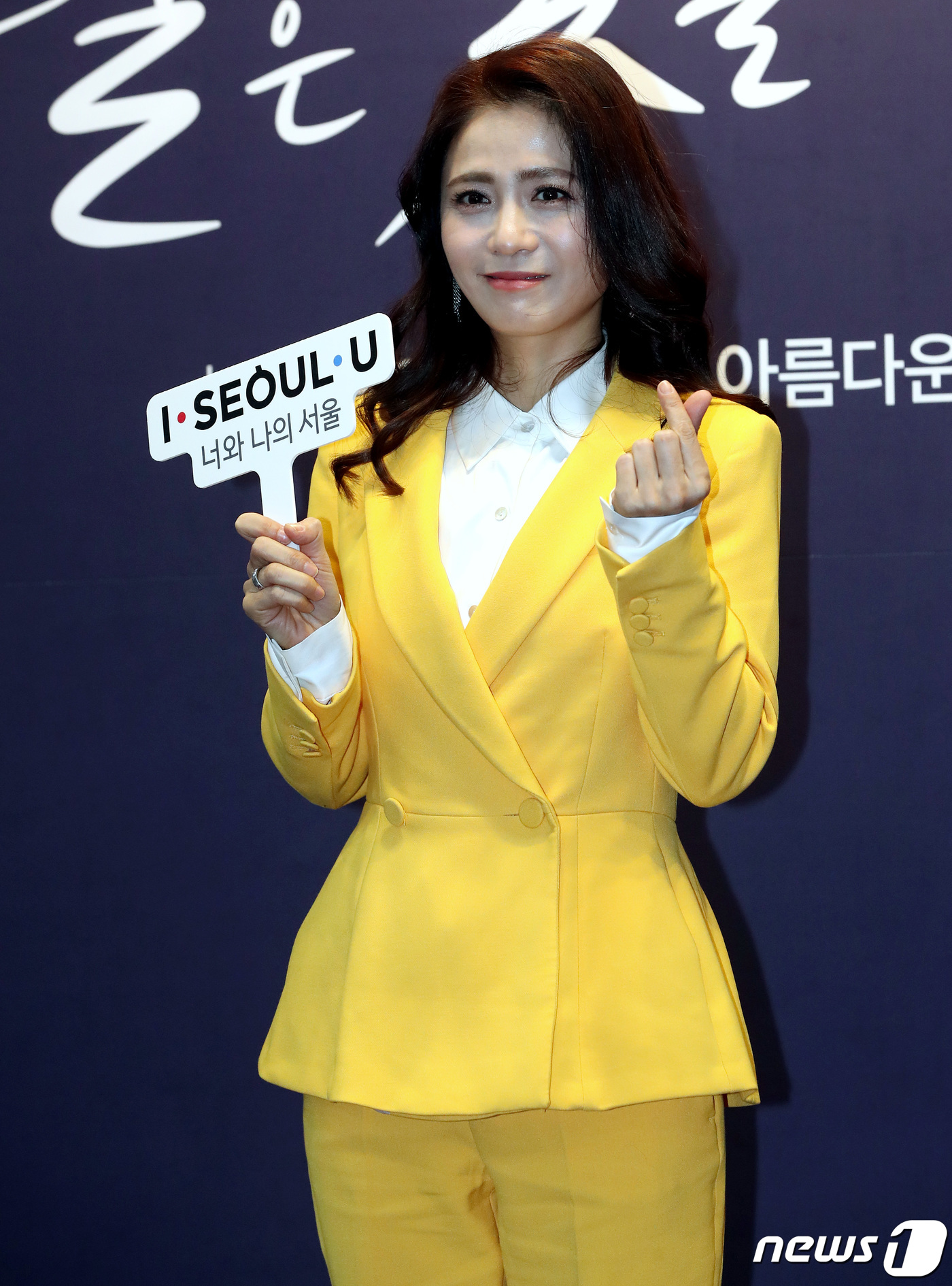 (서울=뉴스1) 박정호 기자 = 아나운서 이언경이 29일 오후 중구 서울시청 시민청에서 열린 2019 서울시 홍보대사의 밤 '별은 빛을 나눈다' 행사에서 포토콜을 갖고 있다. 20 …