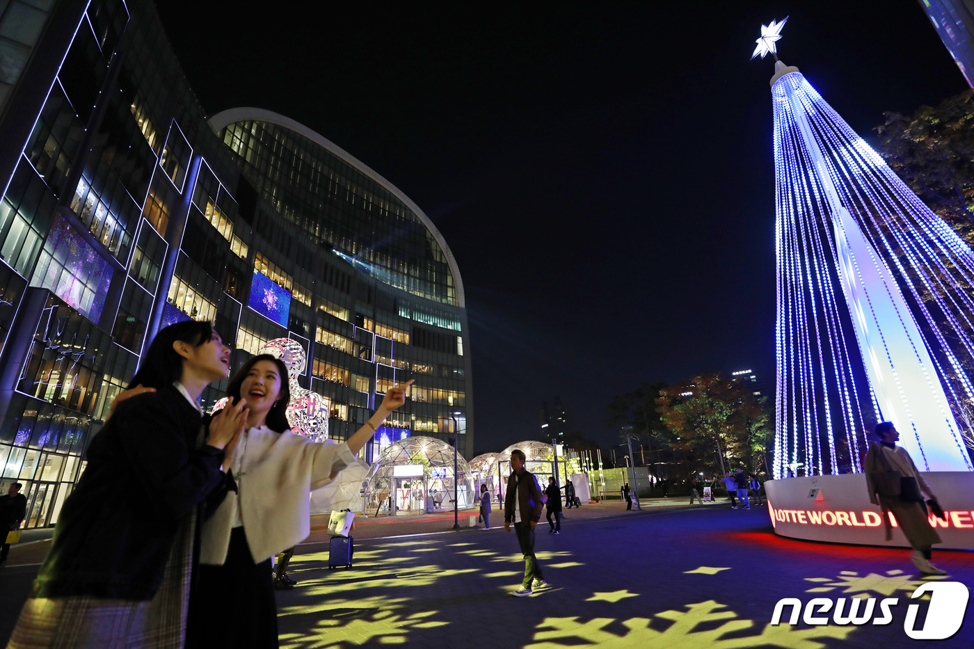 (서울=뉴스1) = 롯데월드타워가 크리스마스 시즌을 맞아 단지 전체에 대형 디지털 트리와 환상적인 멀티미디어 쇼를 펼친다. 롯데물산은 ‘LOVE IN ACTION STARRY NI …