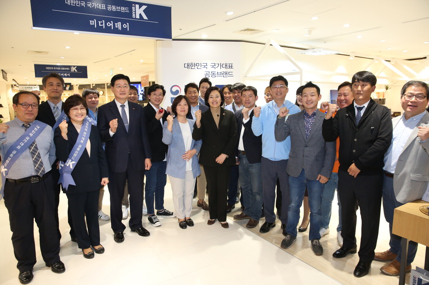 본문 이미지 - 박영선 장관이 1일 서울 목동 행복한백화점을 방문해 관계자들과 단체사진 자세를 하고 있다.(중기부 제공)ⓒ 뉴스1