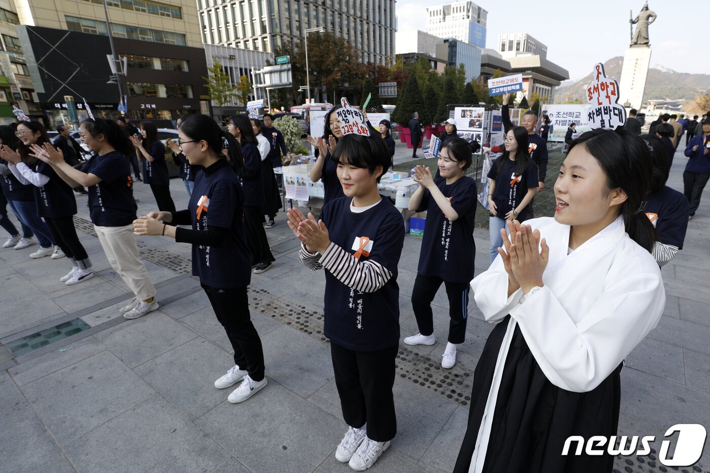 본문 이미지 - 지난해 11월 3일 조선학교 차별철폐를 위한 몽당연필 거리행동이 서울 광화문 광장에서 일본 아베정부가 유치원·보육 무상화(유보무상화) 제도에서 외국인학교를 제외시킨 것 등과 관련, 재일 조선학교 차별 철폐를 촉구하고 있다. 2019.11.3/뉴스1 ⓒ News1 안은나 기자