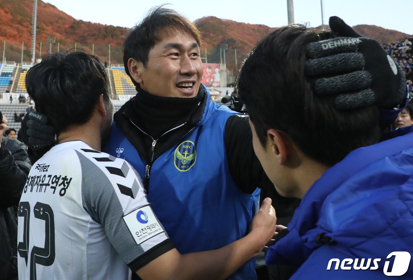 본문 이미지 - 30일 오후 경남 창원축구센터에서 열린 프로축구 '하나원큐 K리그1 2019' 경남FC과 인천 유나이티드의 경기에서 무승부를 거둬 K리그1잔류를 확정 지은 인천 유나이티드의 유상철 감독이 선수들과 기쁨을 나누고 있다. 2019.11.30/뉴스1 ⓒ News1 여주연 기자