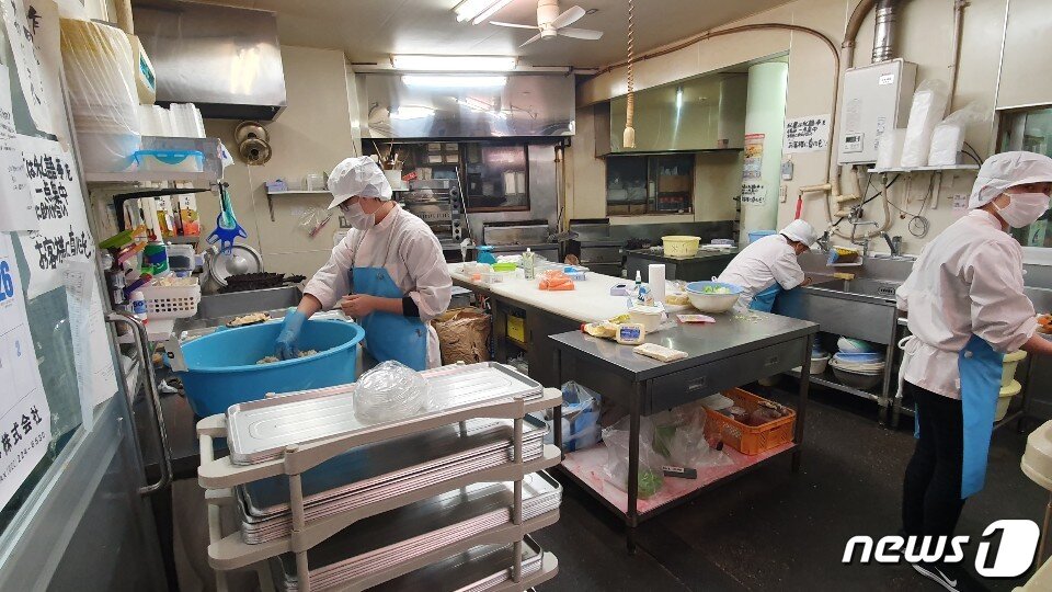 본문 이미지 - 사이치 슈퍼마켓 내부에서 종업원들이 반찬을 만들고 있다. ⓒ 뉴스1 김동규 기자