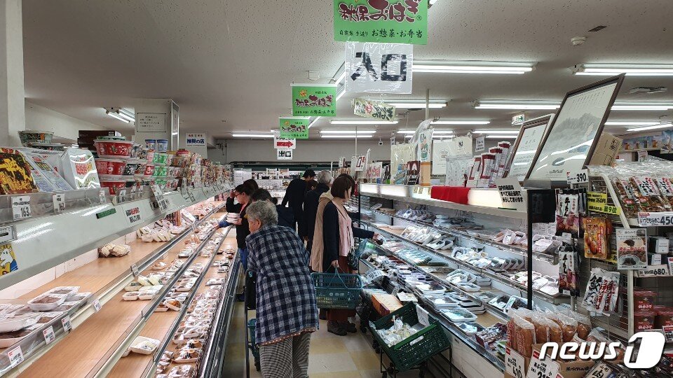 본문 이미지 - 사이치 슈퍼마켓에서 손님들이 매대에 놓인 상품을 고르고 있다. ⓒ 뉴스1 김동규 기자