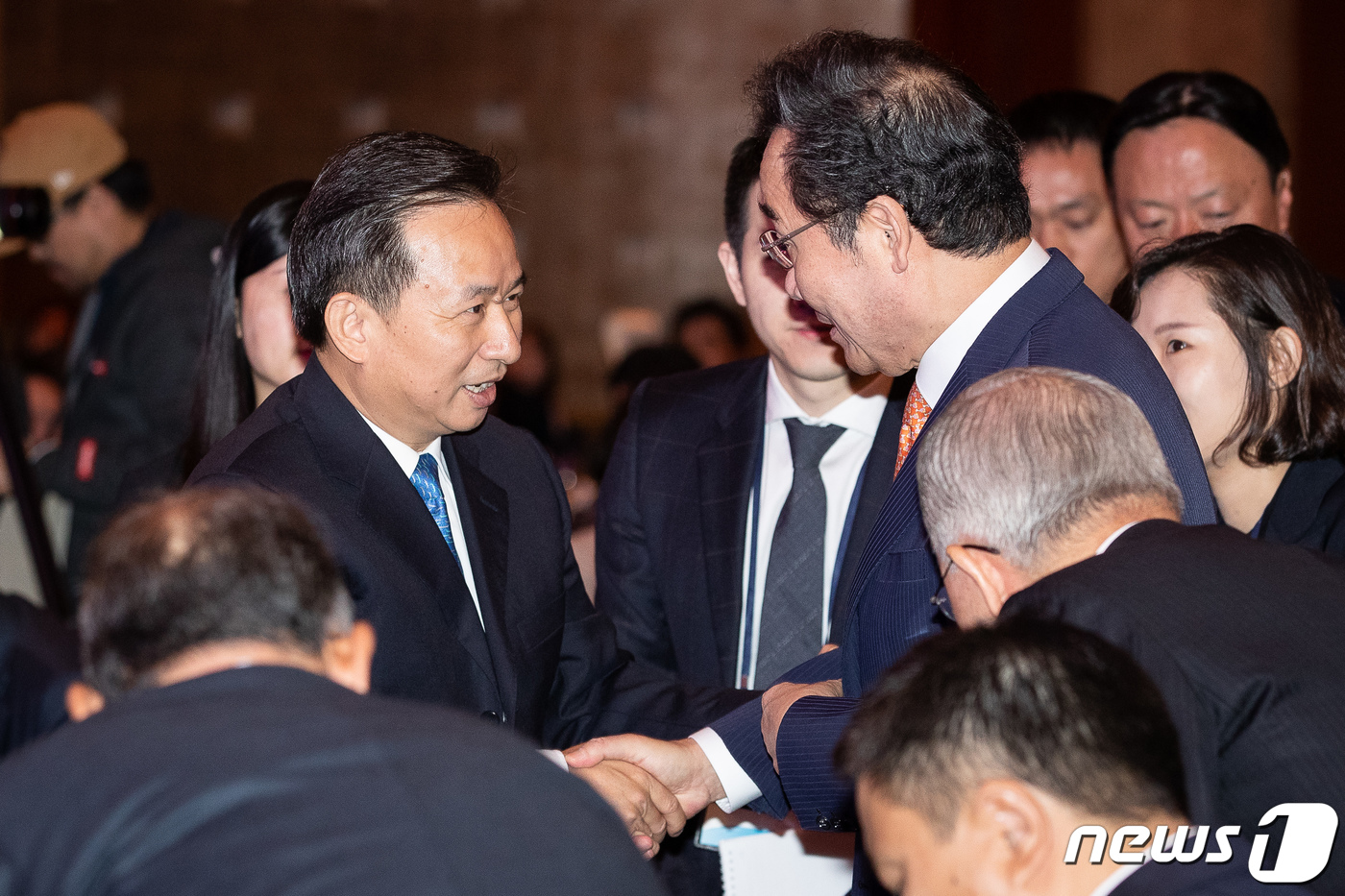 (서울=뉴스1) 유승관 기자 = 이낙연 국무총리가 4일 서울 중구 롯데호텔에서 열린 2019 대기오염 및 기후변화 대응 국제포럼에서 행사장을 떠나기 전 리간지에 중국 생태환경부 장 …