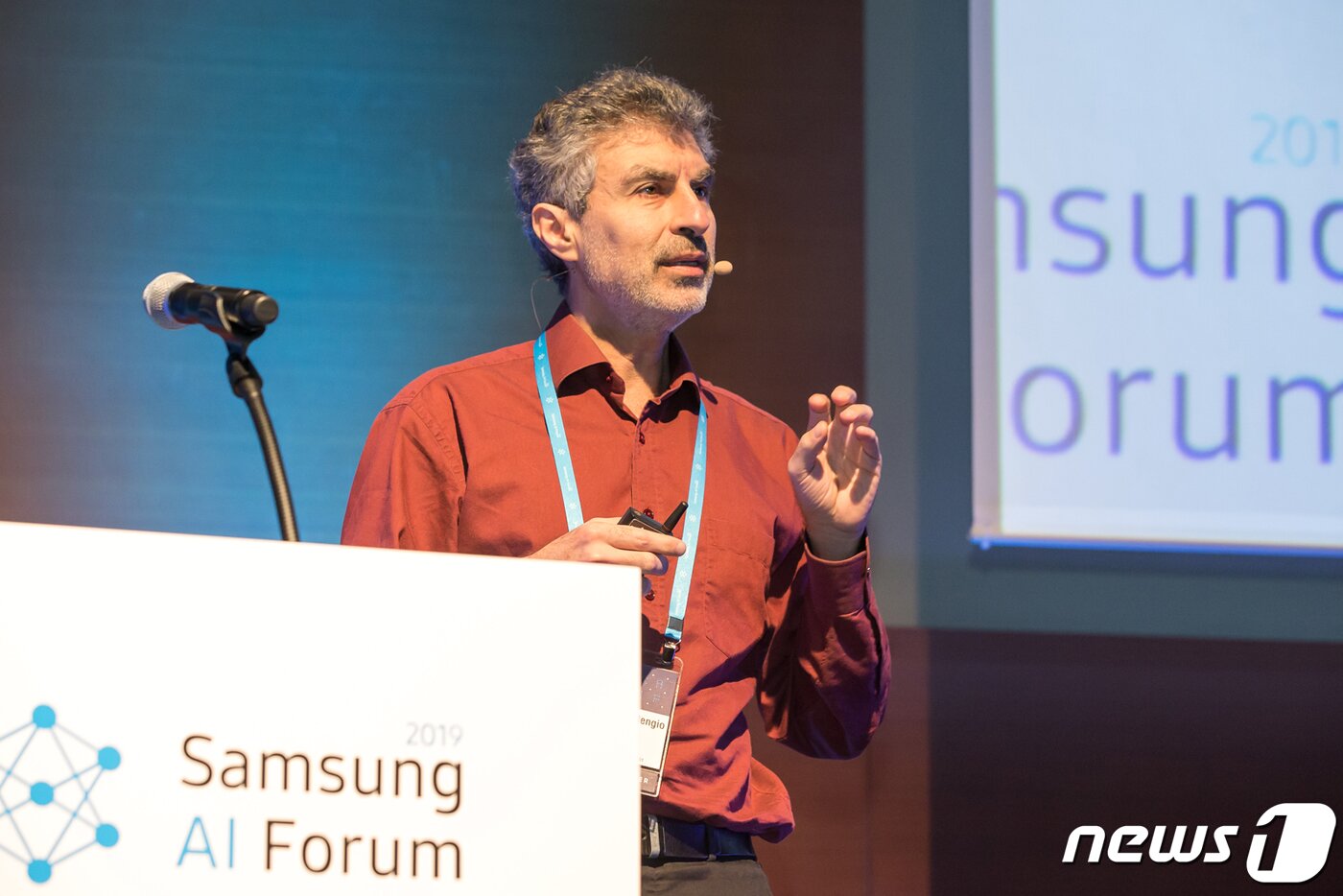 본문 이미지 - 2019년 11월 4일 서울 서초구 삼성전자 서초사옥에서 열린 '삼성 AI 포럼 2019'에서 캐나다 몬트리올대학교 요슈아 벤지오 교수가 '딥러닝에 의한 조합적 세계 이해'라는 주제로 강연을 하고 있다.(삼성전자 제공) 2019.11.4/뉴스1