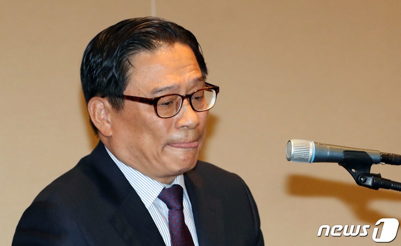 본문 이미지 - 황교안 자유한국당 대표의 영입 발표 후 과거 &#39;공관병 갑질 논란&#39; 등이 재차 불거지며 영입이 막판에 무산된 박찬주 전 육군 대장이 4일 오전 영등포구 여의도 63빌딩에서 기자회견을 갖고 있다. 2019.11.4/뉴스1 ⓒ News1 이동해 기자