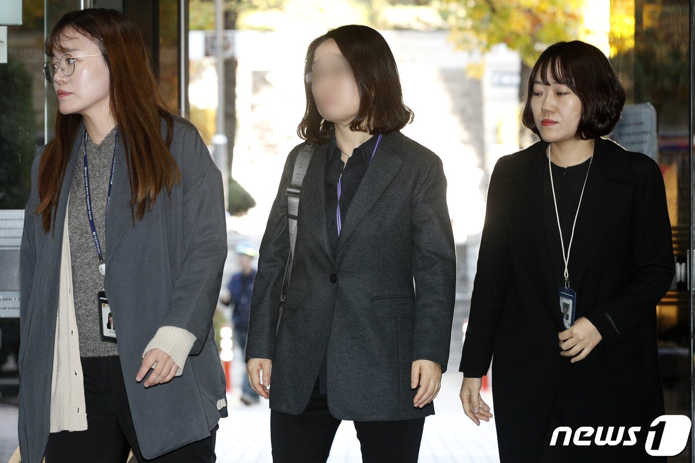 본문 이미지 - 허위자료를 제출해 골관절염 유전자 치료제 '인보사케이주'(인보사) 허가를 받았다는 의혹을 받는 코오롱생명과학 임원 김모 상무가 4일 오전 서울 서초동 중앙지방법원에서 열린 구속 전 피의자심문에 출석하고 있다. 2019.11.4/뉴스1 ⓒ News1 안은나 기자