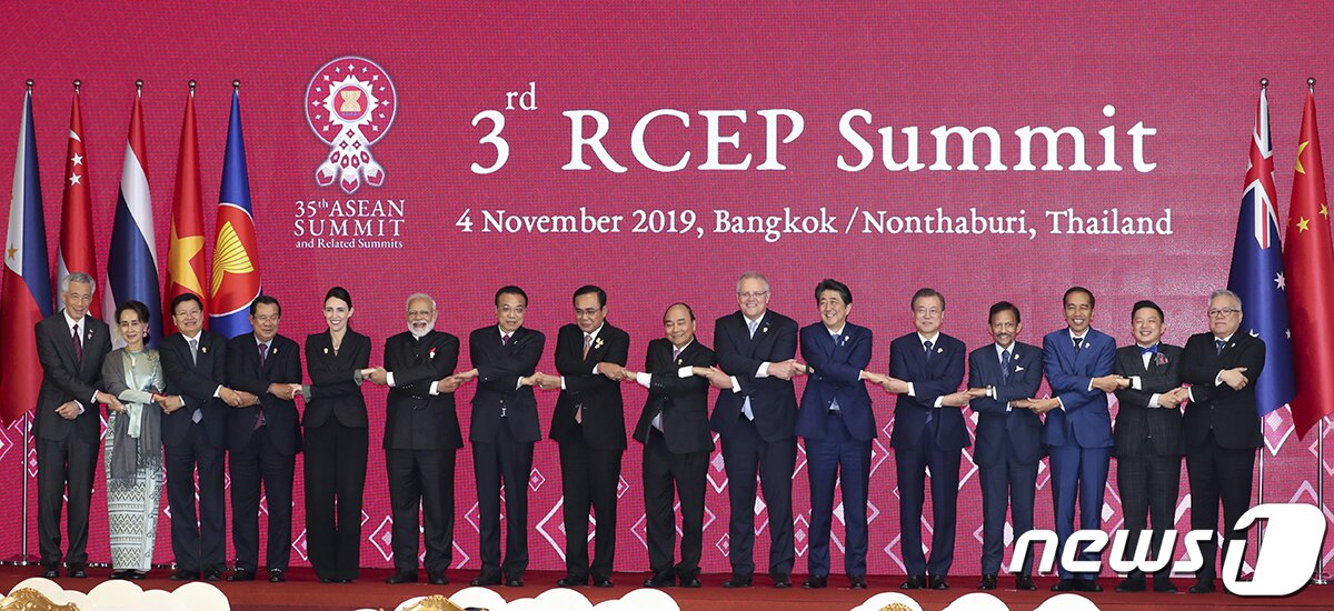 본문 이미지 - 문재인 대통령이 4일 태국 방콕 임팩트포럼에서 열린 제3차 역내포괄적경제동반자협정(RCEP) 정상회의에 참석해 아베 신조 일본 총리 등 각 국 정상들과 기념촬영을 하고 있다. (청와대 제공) 2019.11.5/뉴스1