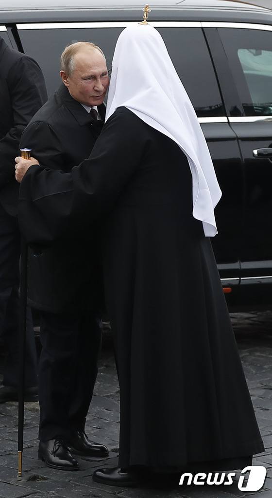 [사진] 키릴 대주교와 포옹하는 푸틴