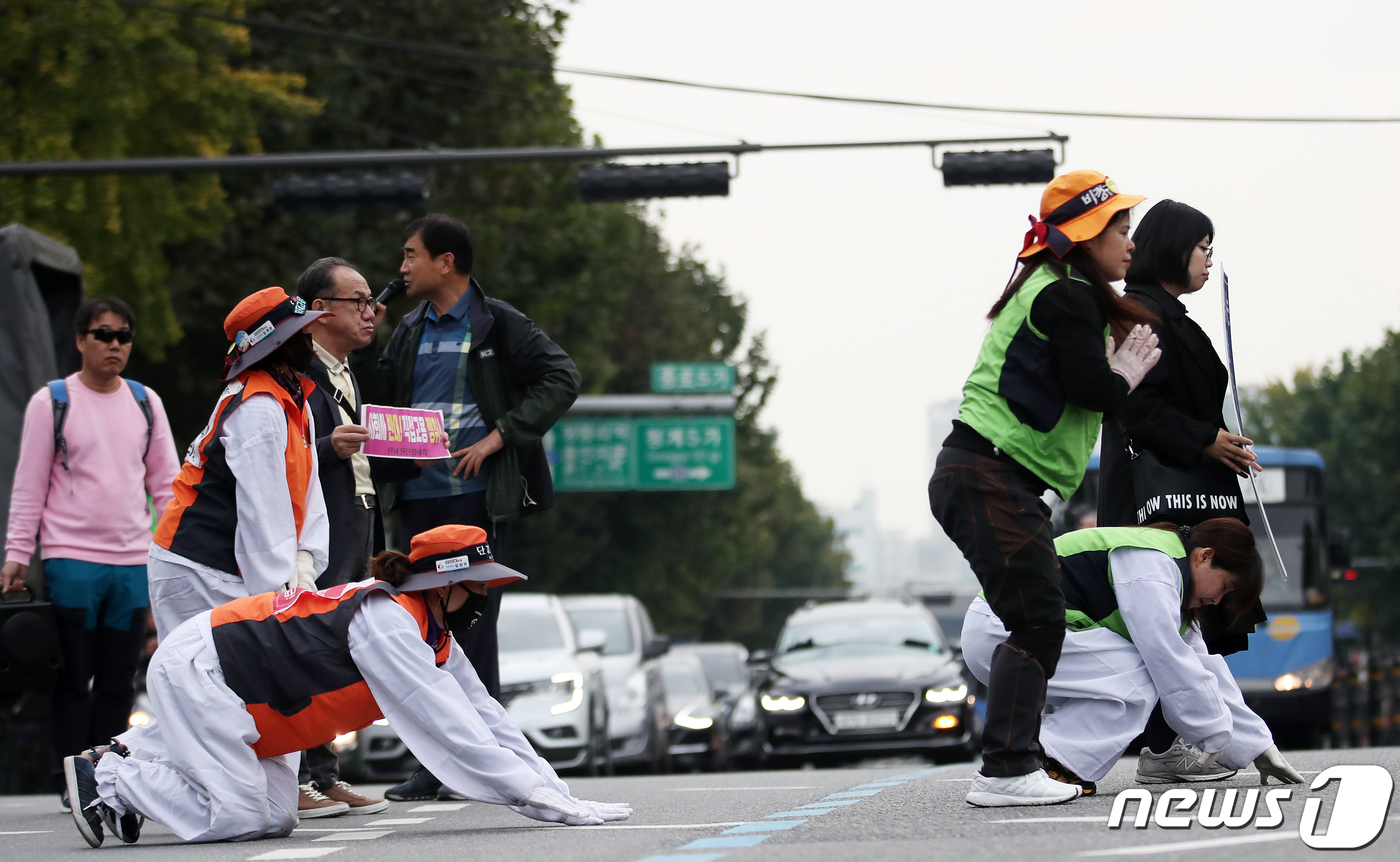 (서울=뉴스1) 오대일 기자 = 직접고용을 요구하는 톨게이트 노동자들과 3대 종교인들이 5일 오전 서울 종로5가 네거리에서 오체투지 행진을 하고 있다.조계종 사회노동위원회와 한국기 …