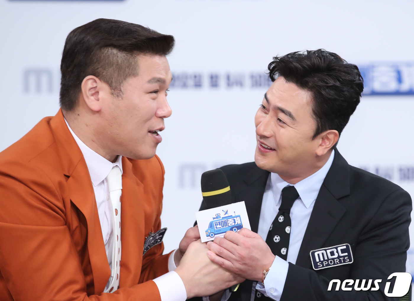 (서울=뉴스1) 권현진 기자 = 스포츠 선수 출신 서장훈, 안정환(오른쪽)이 5일 오전 서울 마포구 상암동 MBC에서 열린 MBC 예능프로그램 '편애중계' 제작발표회에 참석해 환상 …