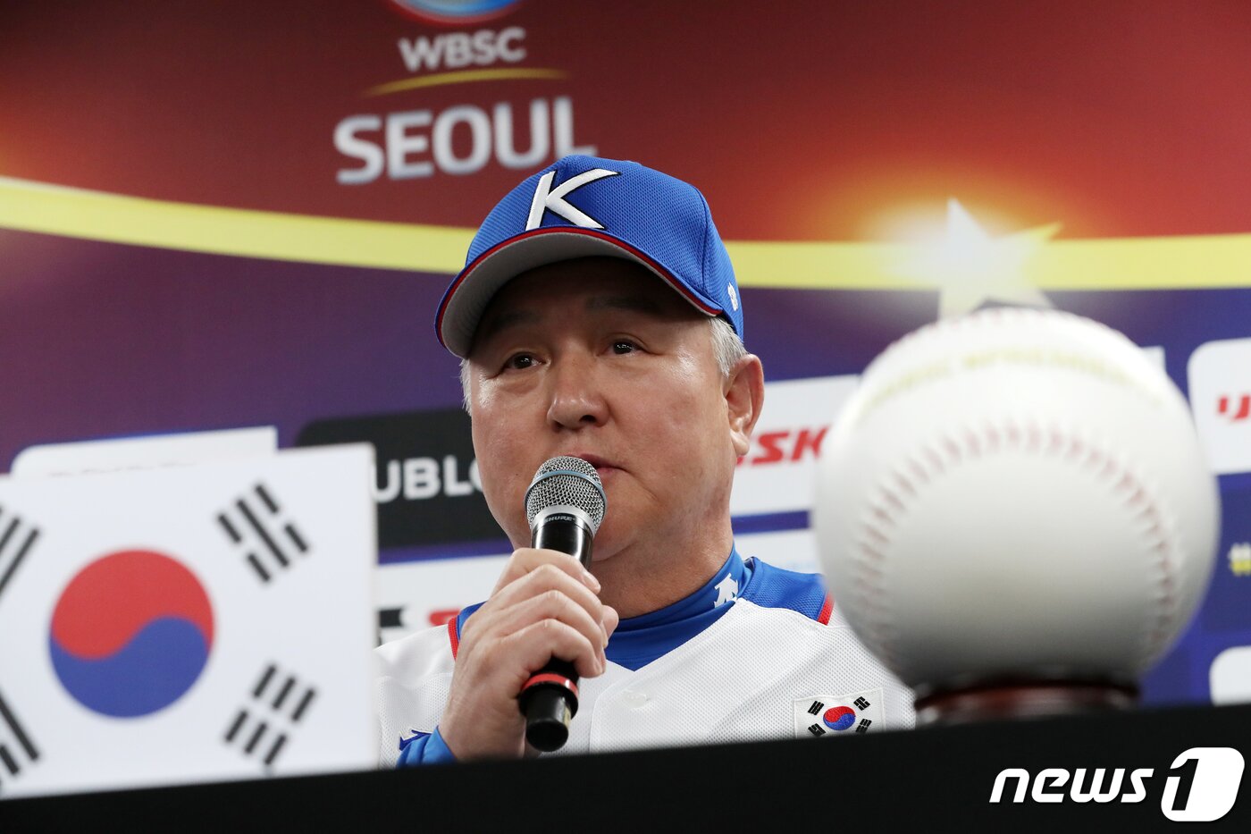 본문 이미지 - 2019 세계야구소프트볼연맹(WBSC) 프리미어12에 참가하는 김경문 야구대표팀 감독이 5일 서울 고척스카이돔에서 열린 프리미어 12 C조 4개국 공식 기자회견에서 취재진의 질문에 답하고 있다.2019.11.5/뉴스1 ⓒ News1 이승배 기자