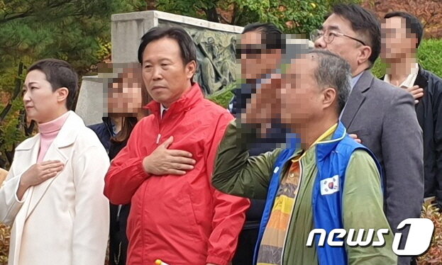 본문 이미지 - 2일 충북 청주시 상당공원 인근에서 충북자유민주시민연합 주최로 열린 문재인 정부 규탄집회에 참석한 무소속 이언주 국회의원&#40;맨 왼쪽&#41;과 자유한국당 황영호 청주청원 조직위원장&#40;앞줄 왼쪽 두번째&#41;. 2019.11.2 ⓒ 뉴스1