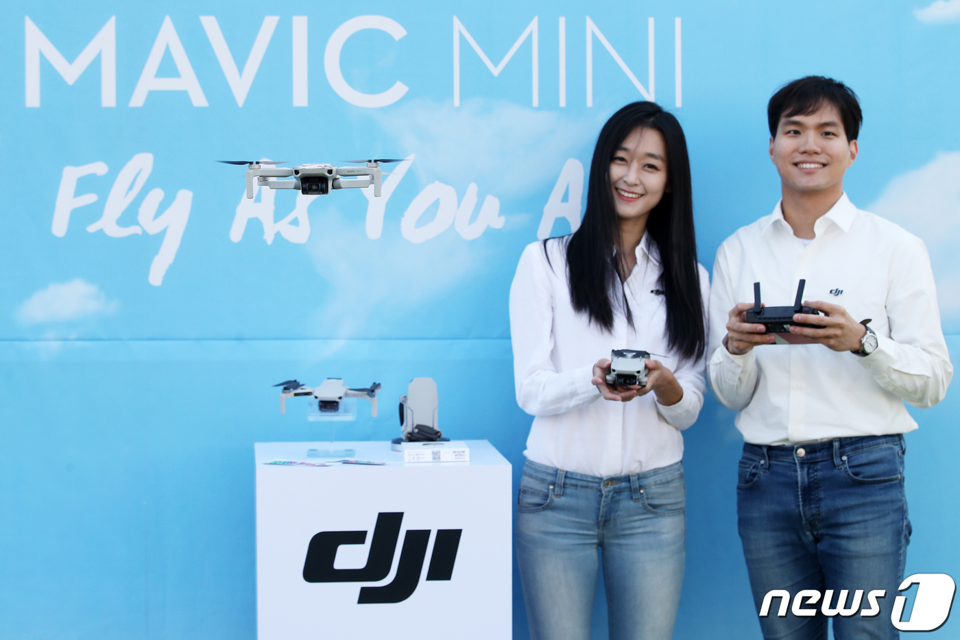 (서울=뉴스1) 오대일 기자 = 드론 전문기업 DJI 모델들이 6일 서울 용산구 아이파크몰에서 자사 접이식 드론 중 가장 가벼운 249g의 초경량 모델 '매빅 미니'(Mavic M …