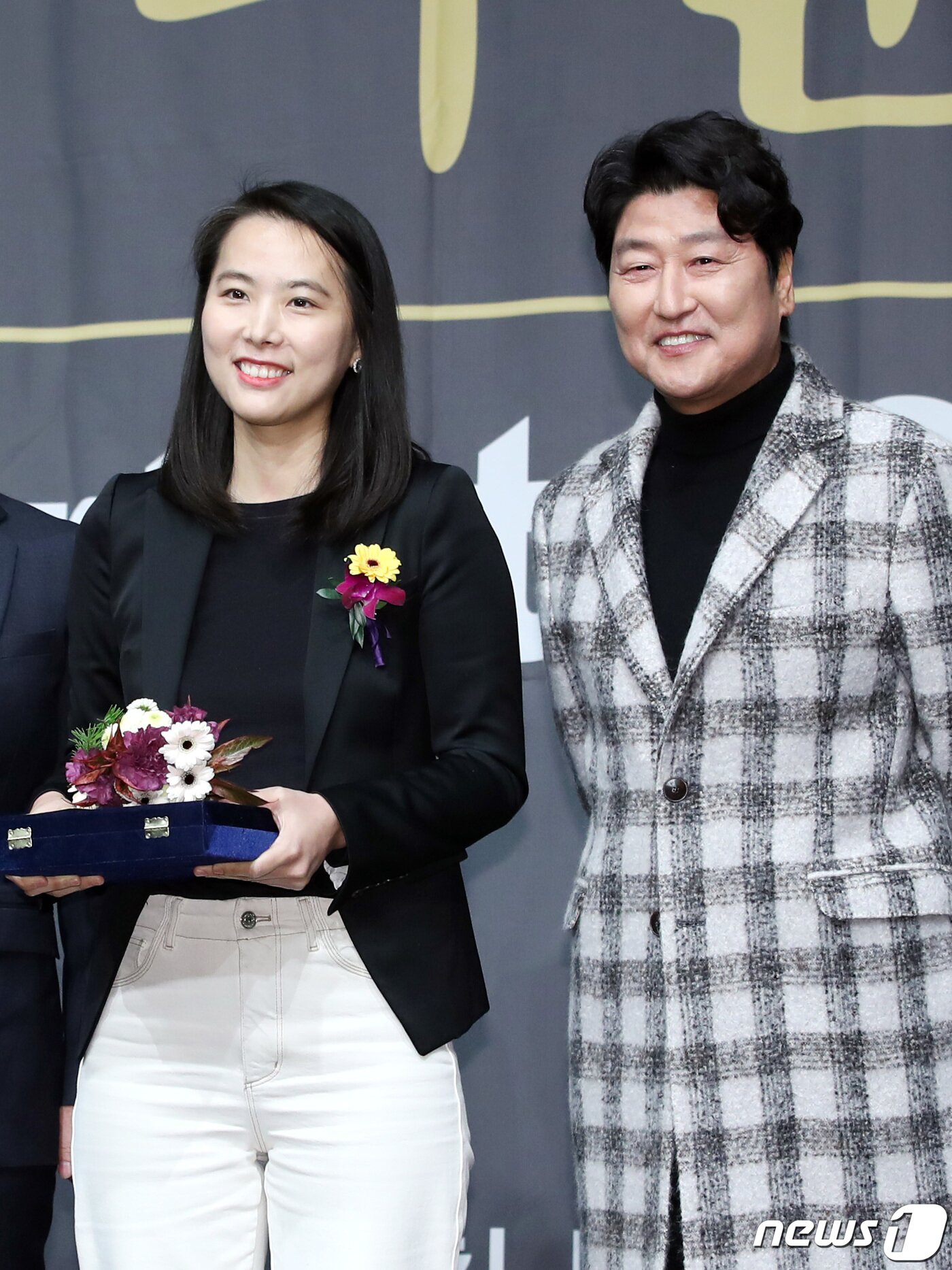 본문 이미지 - 배우 송강호&#40;오른쪽&#41;가 6일 오후 서울 중구 명보아트홀에서 열린 ‘제9회 아름다운예술인상’에 참석해 신인예술인부문 상을 수상한 &#39;벌새&#39; 김보라 감독과 기념 촬영을 하고 있다. 2019.11.6/뉴스1 ⓒ News1 권현진 기자