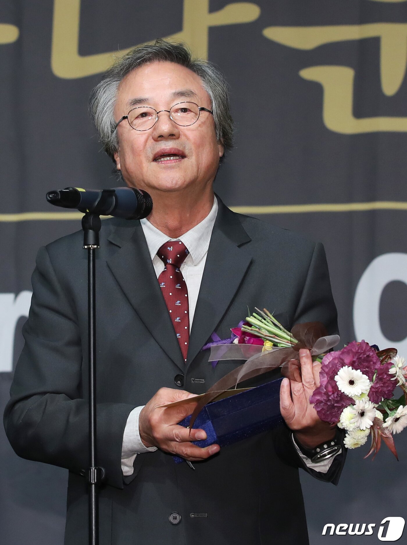 본문 이미지 - 배우 정동환이 6일 오후 서울 중구 명보아트홀에서 열린 ‘제9회 아름다운예술인상’에 참석해 연극예술인부문 상을 수상한 뒤 소감을 말하고 있다. 2019.11.6/뉴스1 ⓒ News1 권현진 기자
