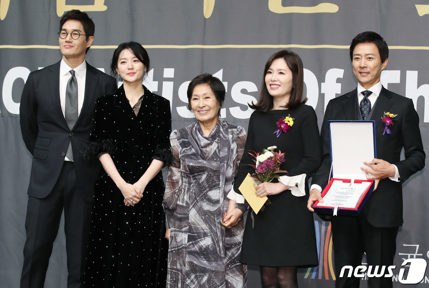 (서울=뉴스1) 권현진 기자 = 최수종, 하희라 부부가 6일 오후 서울 중구 명보아트홀에서 열린 ‘제9회 아름다운예술인상’에 참석해 굿피플예술인부문 상을 수상한 뒤 시상자로 참석한 …