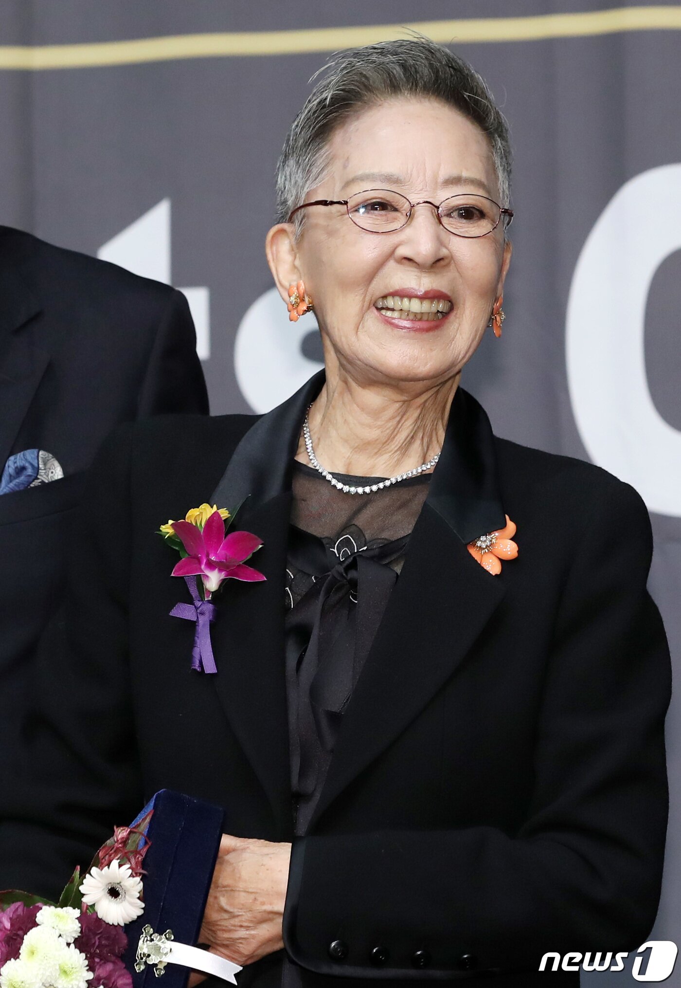 본문 이미지 - 배우 김지미가 6일 오후 서울 중구 명보아트홀에서 열린 ‘제9회 아름다운예술인상’에 참석해 공로예술인부문 상을 수상한 뒤 미소를 짓고 있다. 2019.11.6/뉴스1 ⓒ News1 권현진 기자