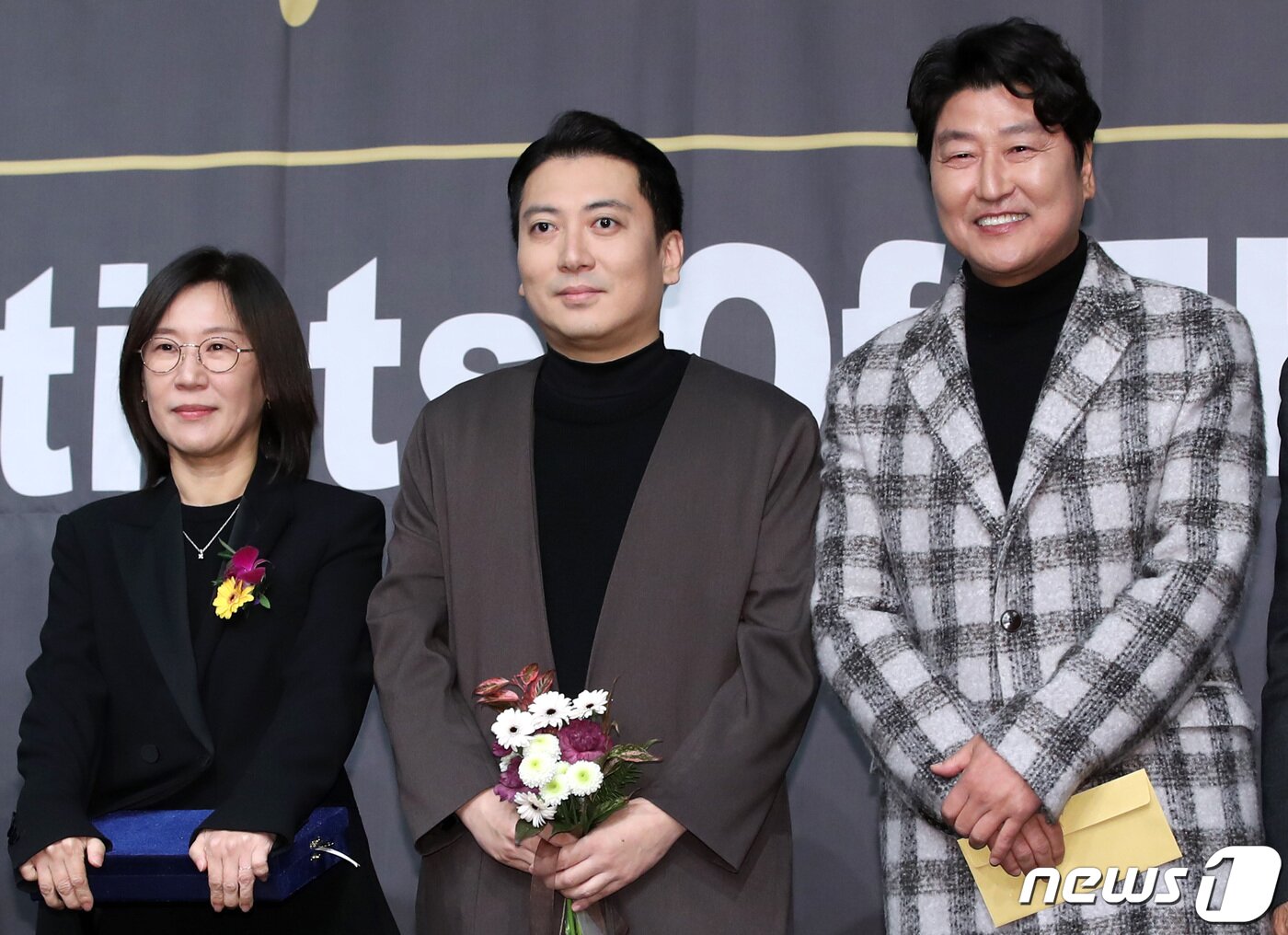 본문 이미지 - 곽신애 바른손이앤에이 대표&#40;왼쪽부터&#41;, 배우 박명훈, 송강호가 6일 오후 서울 중구 명보아트홀에서 열린 ‘제9회 아름다운예술인상’에 참석해 영화예술인부문 상을 수상한 봉준호 감독을 대신해 수상을 한 뒤 미소를 짓고 있다. 2019.11.6/뉴스1 ⓒ News1 권현진 기자