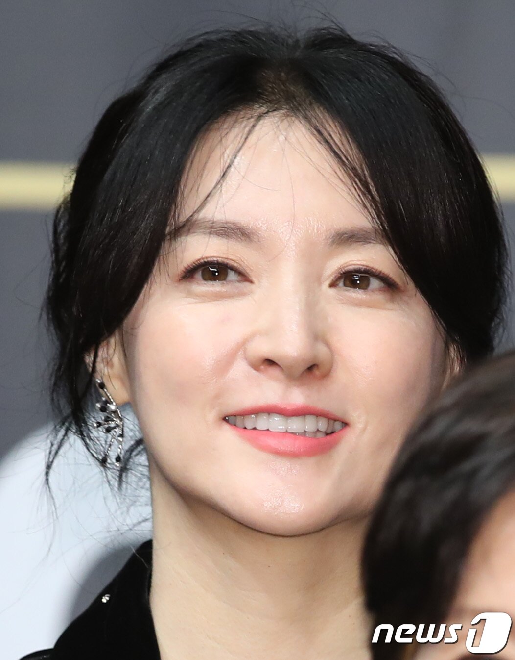 본문 이미지 - 배우 이영애가 6일 오후 서울 중구 명보아트홀에서 열린 ‘제9회 아름다운예술인상’에 참석해 미소를 짓고 있다. 2019.11.6/뉴스1 ⓒ News1 권현진 기자