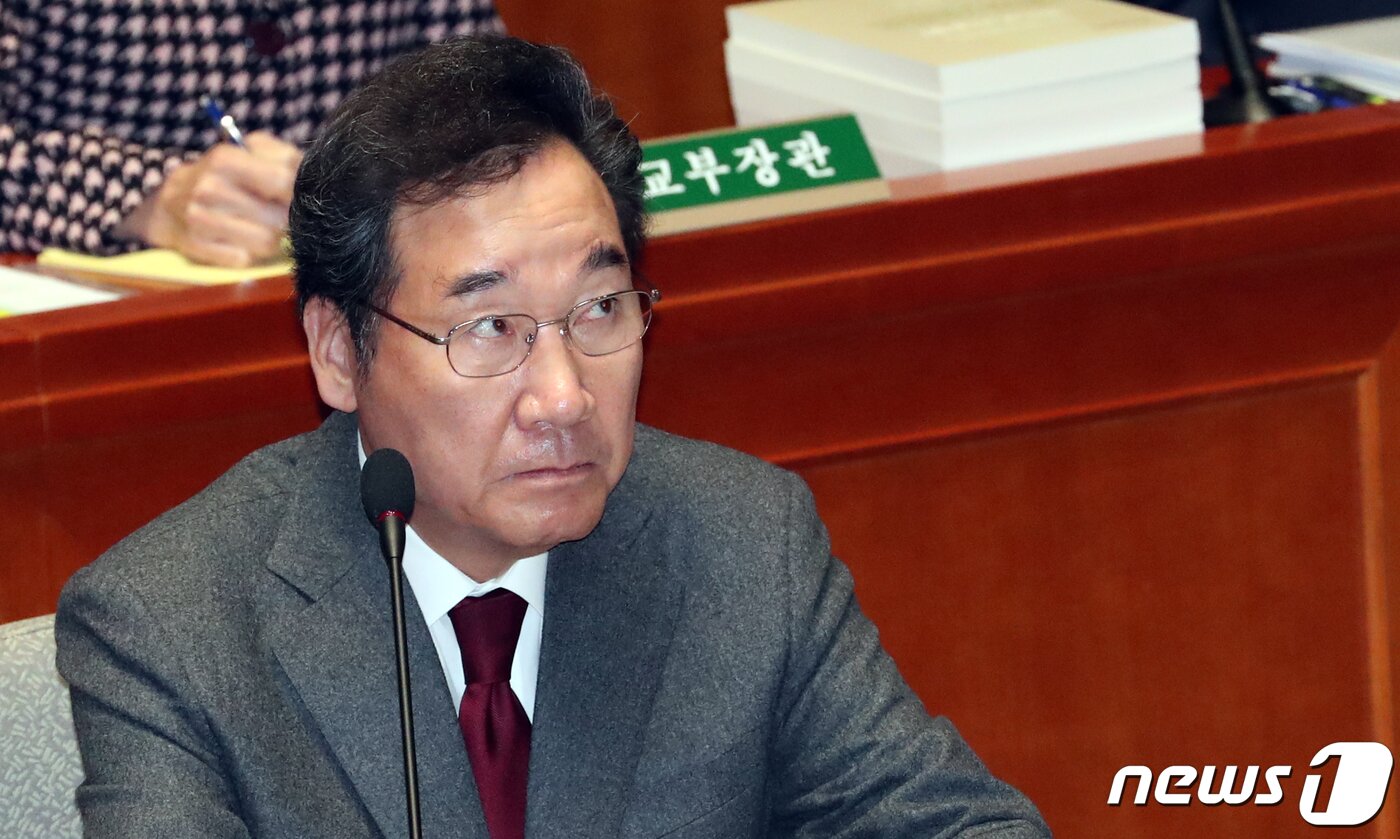 본문 이미지 - 이낙연 국무총리가 7일 서울 여의도 국회에서 열린 예산결산특별위원회 전체회의에서 김재원 위원장의 의사진행을 바라보고 있다. 2019.11.7/뉴스1 ⓒ News1 김명섭 기자