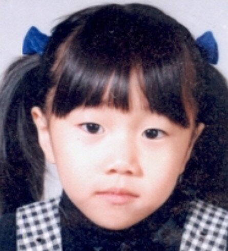 본문 이미지 - 실종된 최준원양 당시 모습. 2000년 4월4일 오후 3시30분경 서울 중랑구 망우1동 염광아파트 놀이터에서 실종. 왜소한 체격에 갸름한 얼굴, 생머리, 어금니를 전부 은도금했음. (아동권리보장원 실종아동전문기관 제공) ⓒ 뉴스1