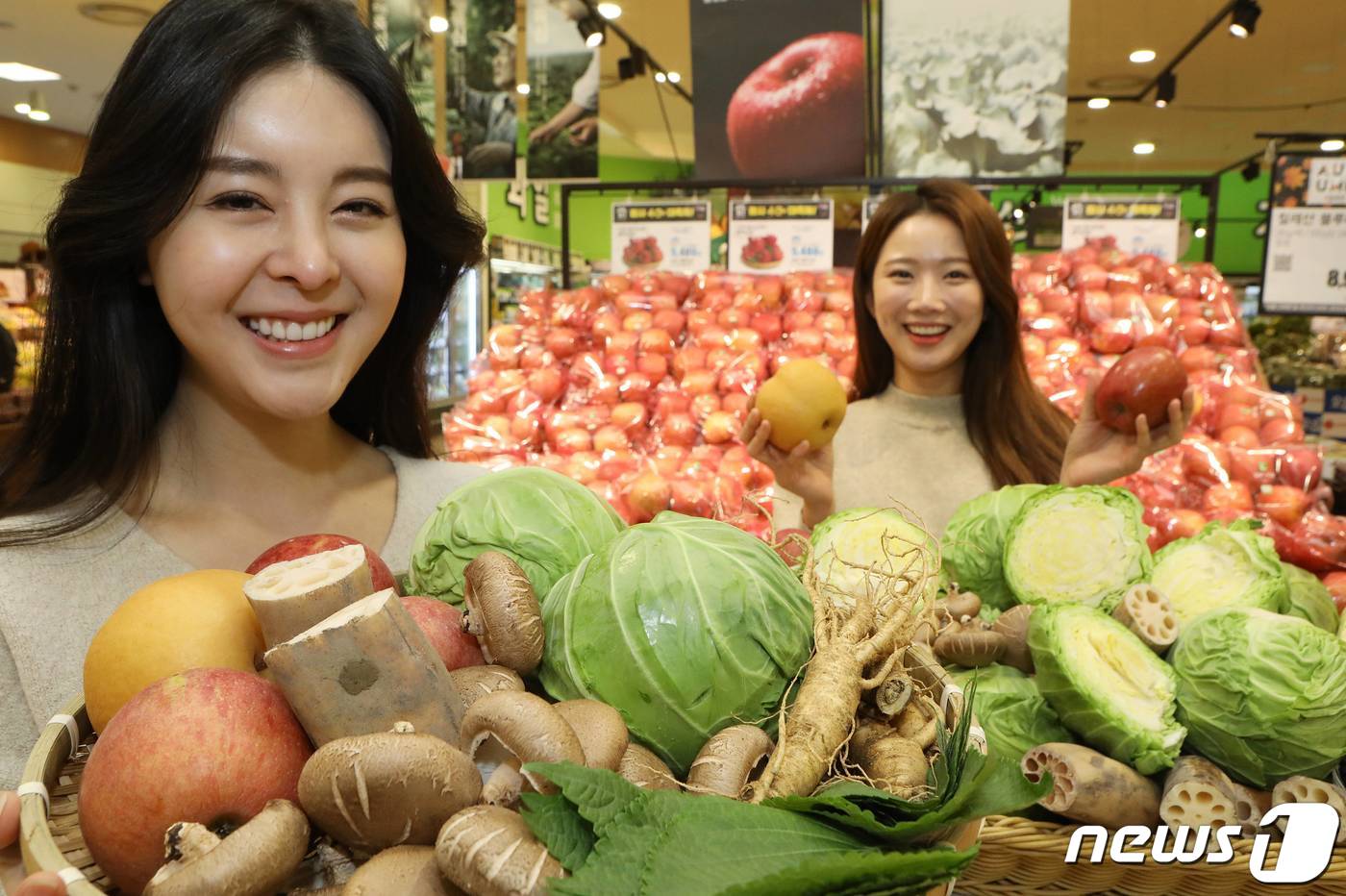 (서울=뉴스1) = 7일 오전 롯데마트 서울역점에서 모델들이 다양한 농산물과 과일을 소개하고 있다.롯데마트는 11월 11일 농업인의 날을 맞이해 오는 14일까지 전국 우수한 농산물 …