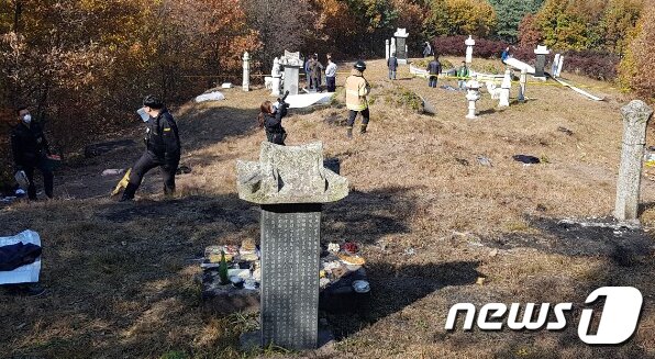 본문 이미지 - 7일 오전 10시39분쯤 진천군 초평의 한 야산에서 종중이 모여 시제(제사)를 지내던 중 A씨가 인화물질을 뿌리고 방화를 시도했다. 이 불로 1명이 숨지는 등 12명의 사상자가 발생했다. 일부 불에 그을린 사건 현장(충북도소방본부 제공) 2019.11.7/뉴스1
