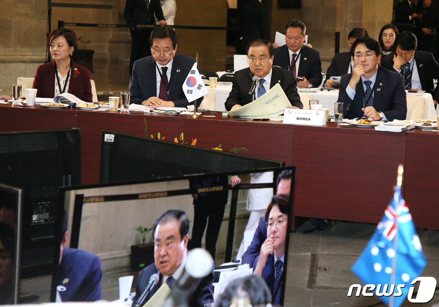 본문 이미지 - 멕시코를 공식 방문 중인 문희상 국회의장이 7일(현지시간) 멕시코시티에서 열린 제5차 믹타(MIKTA) 국회의장 회의에 참석해 ‘제3세션: 사회적 포용을 달성하기 위한 교육과 신기술의 역할’ 회의를 주재, “세대, 지역, 빈부의 격차를 넘어 사람을 최우선으로 하는 ‘이인위본(以人僞本)’의 ‘포용적 번영의 가치’가 우리시대의 정신”이라고 말했다.(국회 제공) 2019.11.8/뉴스1