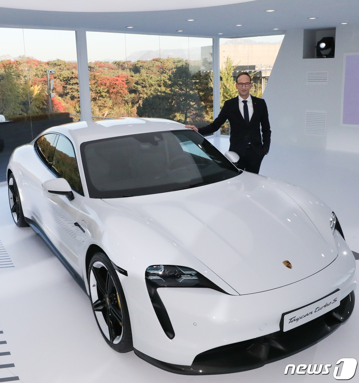 (서울=뉴스1) 허경 기자 = 홀가 게어만 포르쉐코리아 대표가 8일 서울 중구 반얀트리 클럽 앤 스파에서 순수 전기 스포츠카 '타이칸 터보 S'를 공개하고 있다.타이칸 터보 S는 …