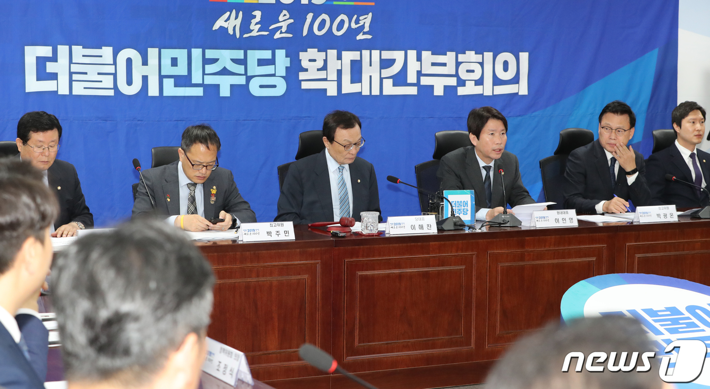 (서울=뉴스1) 이종덕 기자 = 이인영 더불어민주당 원내대표가 8일 서울 여의도 국회에서 열린 확대간부회의에서 발언하고 있다. 이인영 원내대표는 "자유한국당발(發) 국회리스크로 온 …