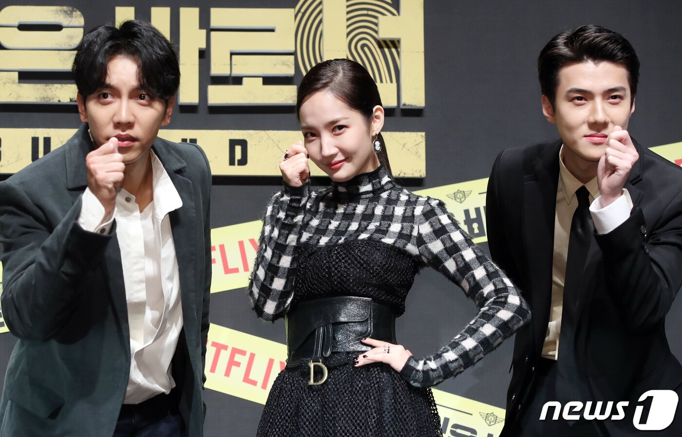 본문 이미지 - 배우 이승기&#40;왼쪽부터&#41;, 박민영, 엑소 세훈이 8일 오전 서울 신사동 CGV 압구정점에서 열린 넷플릭스 &#39;범인은 바로 너!&#39; 시즌2 제작발표회에 참석해 포즈를 취하고 있다. 2019.11.8/뉴스1 ⓒ News1 권현진 기자
