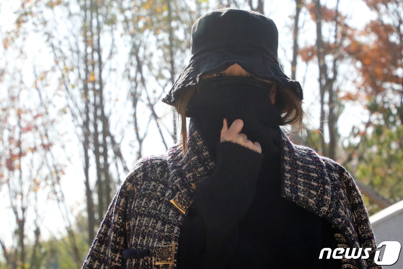 본문 이미지 - 마약 투약 혐의로 1심에서 집행유예를 선고 받고 풀려난 황하나씨가 지난 2019년 11월 8일 오전 경기도 수원시 영통구 수원지방법원에서 열린 항소심 선고 공판에서 집행유예를 선고받은 후 법원을 나서는 모습. 2019.11.8/뉴스1 ⓒ News1  