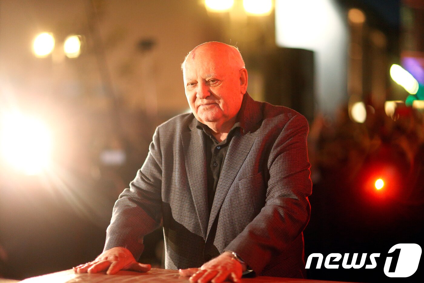 본문 이미지 - 구 소련 공산당 서기장과 최초의 소련 대통령을 지낸 미하일 고르바초프가 베를린 장벽의 체크포인트 찰리를 방문했다.  ⓒ 로이터=뉴스1