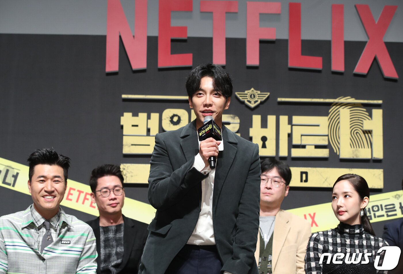 본문 이미지 - 배우 이승기가 8일 오전 서울 신사동 CGV 압구정점에서 열린 넷플릭스 &#39;범인은 바로 너!&#39; 시즌2 제작발표회에 참석해 인사말을 하고 있다. 2019.11.8/뉴스1 ⓒ News1 권현진 기자