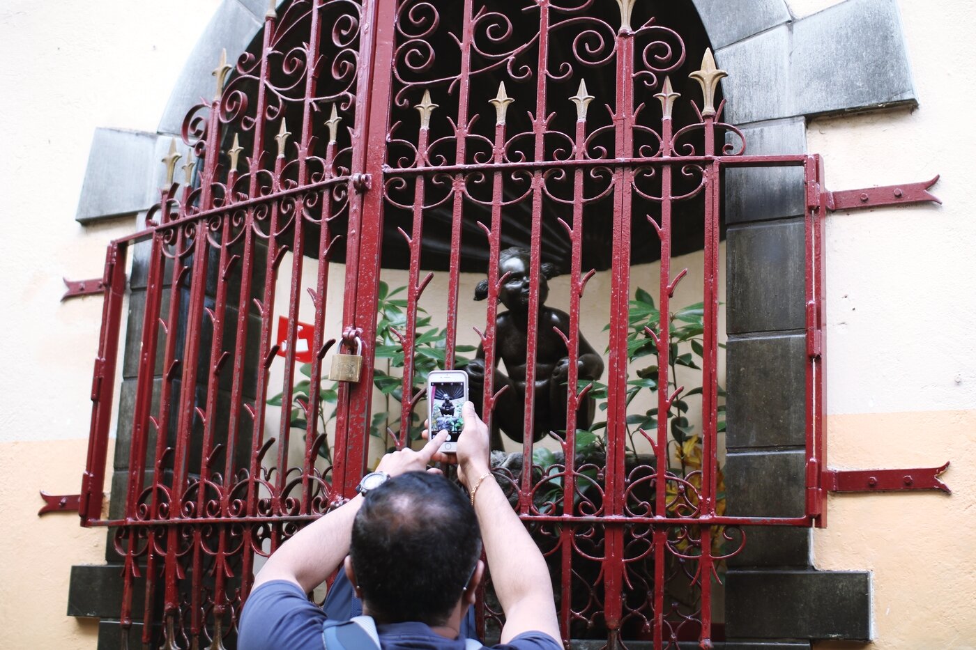 본문 이미지 - 철장에 갇혀진 오줌싸개 소녀 동상ⓒ 뉴스1