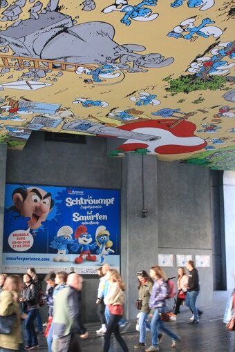 본문 이미지 - 국립미술관 인근에 자리한 터널의 천장엔  스머프의 캐릭터들이 빼곡히 그려져 있다ⓒ 뉴스1