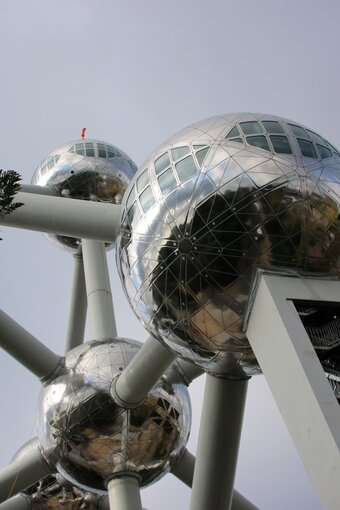 본문 이미지 - 원자 핵분열의 순간을 표현한 아토미움ⓒ 뉴스1