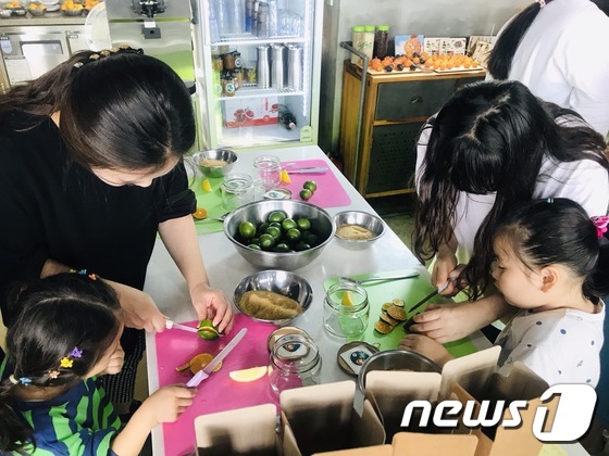 하효마을 감귤청 만들기 체험. /© 뉴스1