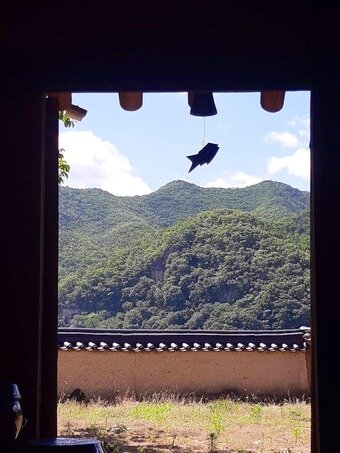 본문 이미지 - 청운재 안에서 바라본 바깥 풍경